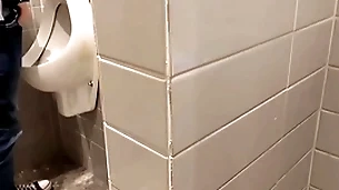 Novinho saiu da faculdade e foi na padaria . no banheiro deixou de mijar para receber um boquete . diário de banheirão (dia8) completo no in flames e subscrição