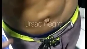 Abordei o vendedor de balas no estacionamento e arrastei o gostoso pra minha casa - completo no red
