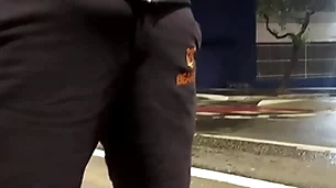 Papai urso no ponto de ônibus de pau duro leva a putinha pra casa e da um cha de piroca pra vadia ( completo no red)
