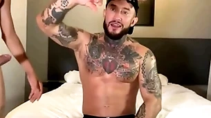 O gringo não resistiu e sentou gostoso novinhos brasileiros