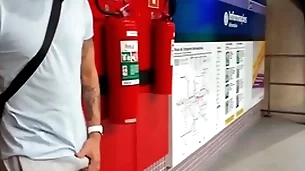 Macho safado se exita na estação de metr0 e se alivia com a puta oferecida ( completo no red e subscrição)