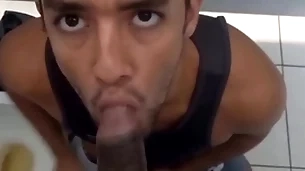 Hétero senegales perdeu aposta e deixou o gay mamar seu pau monstro