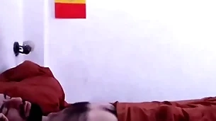 Despertando a mi macho peludo con una linda mamada, aprovechando su erección matutina.