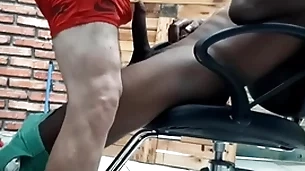 Barbeiro maduro safadao brincando com o pauzao do cliente negao gostoso
