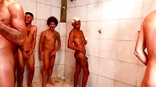 Partida de futebol acaba numa suruba not any chuveiro e vestiario.
