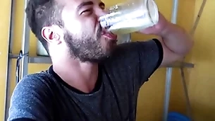 Perdeu a aposta no braço de ferro e teve que dár o cú como pagamento.