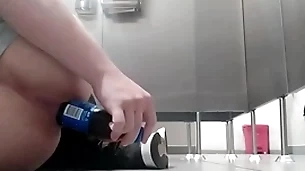 Me follo el culo con botella en baño público y alguien me vio