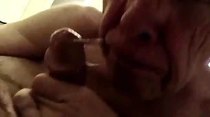 Grandpa gets selection load be proper of cum in his mouth, yum