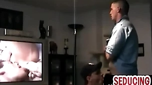 Dilettante str8 sponger observing porn while 1st time sucked by gay