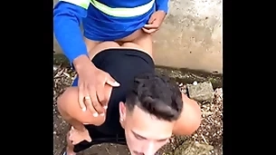 Trabalhador sujo procurando bunda para meter no trilha