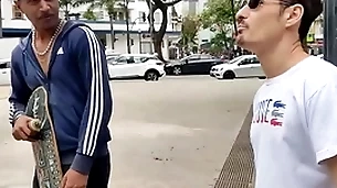 O pal na praça aceitou ir dar pros dois pauzudos