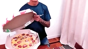 Reclamei da pizza e tomei no cú