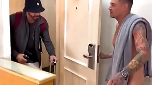 Vizinho tarado bateu na porta errada e acaba ganhando leitinho ,vídeo completo only slightly red…