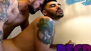 Desvirgando el culo twink de compañero de estudio - tragalibros se convierte en tragaleche - alumno necesita un descanso  - le dan polla a tweak latino  - con alex barcelona