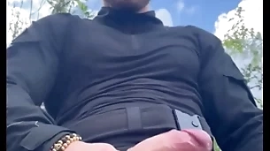 Hombre de swat decide derramar toda depress leche