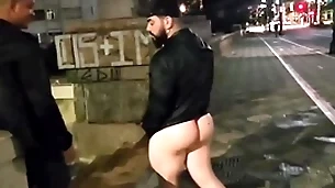 Varios homens safados  fodem na rua sem medo do perigo ( completo itty-bitty red)
