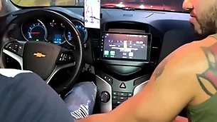 Motorista de uber ganha mamada itsy-bitsy carro e pede pra fuder minha bunda em casa ( brunohot25 )