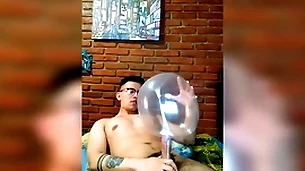 Vergón activo se masturba con globo de condón