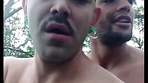 Descendo a rola no branquinho na trilha