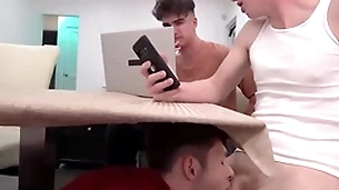 Young stepbro decides to go to pieces the table coupled with suck two stepbrother's dicks - myhotbro