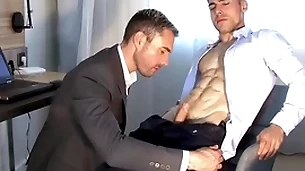 Handsome comme ci fitness coach serviced by a huge dick guy.