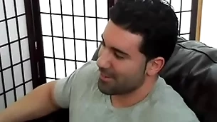 Showy hétero musculoso e gostoso sendo mamado.