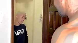 O filho novinho da vizinha veio pega açúcar e levou leite do negão dotado