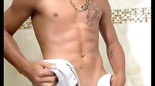 Saindo do banho com a piroca dura que nem pedra