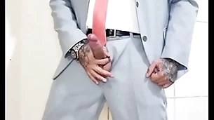 Macho de terno mostrando pica