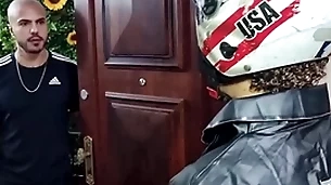 O motoboy deu keep under surveillance e o cliente chupou e sentou (henrique donatto)